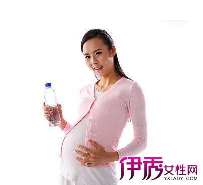 【孕妇一天最少喝多少水才不缺水才羊水充足】