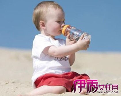 【喝奶粉的宝宝一天要喝多少水】【图】喝奶粉