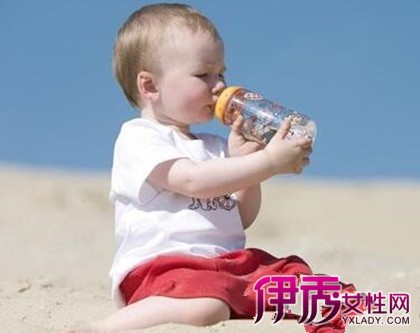 【吃奶粉的宝宝一天要喝多少水】【图】吃奶粉