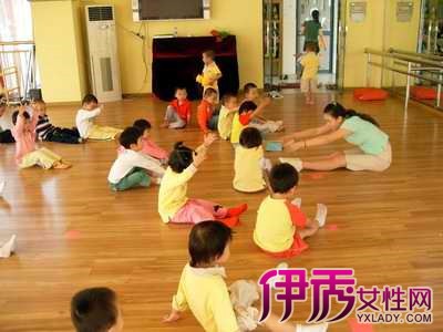 【幼儿园里朋友多舞蹈】【图】鉴赏幼儿园里朋