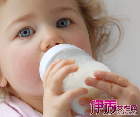 【婴儿咳嗽吐奶怎么回事】【图】婴儿咳嗽吐奶