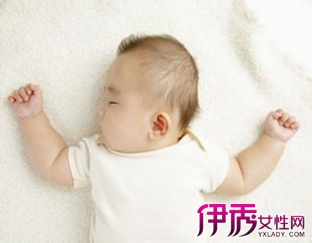 【图】解析为什么婴儿睡觉手是投降式 保障孩