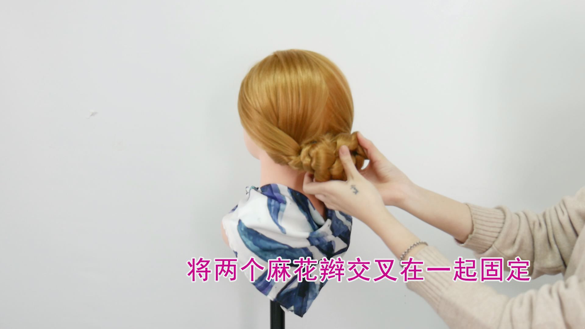 韩式盘发 韩国小女生的同款发型编法是这样的！_伊秀视频|yxlady.com