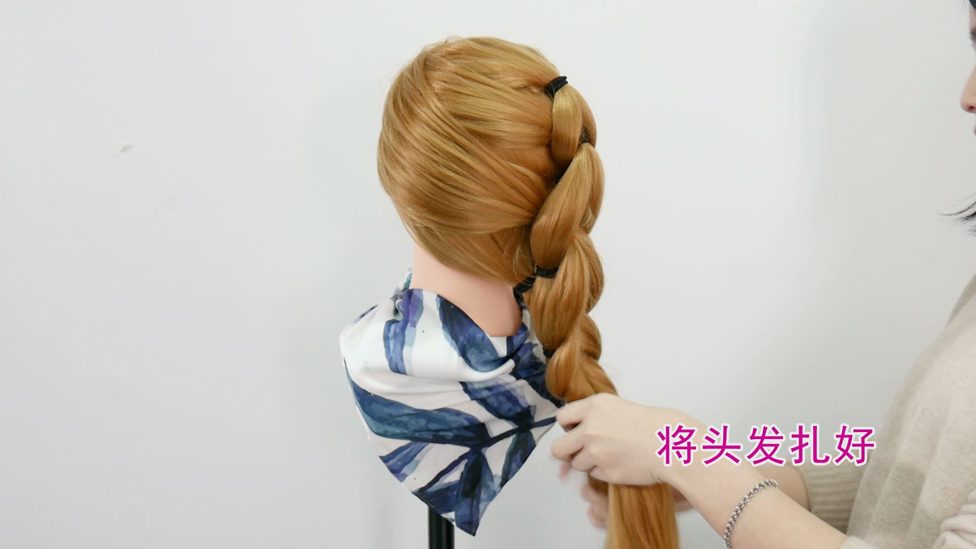 丝巾系法：5种夏日丝巾扎头发妙招！_马尾