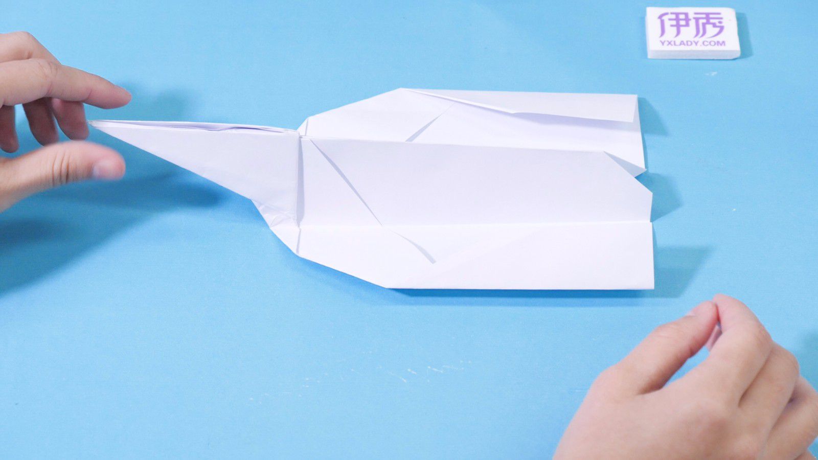 教你两分钟折一架超简单的纸飞机！_哔哩哔哩_bilibili