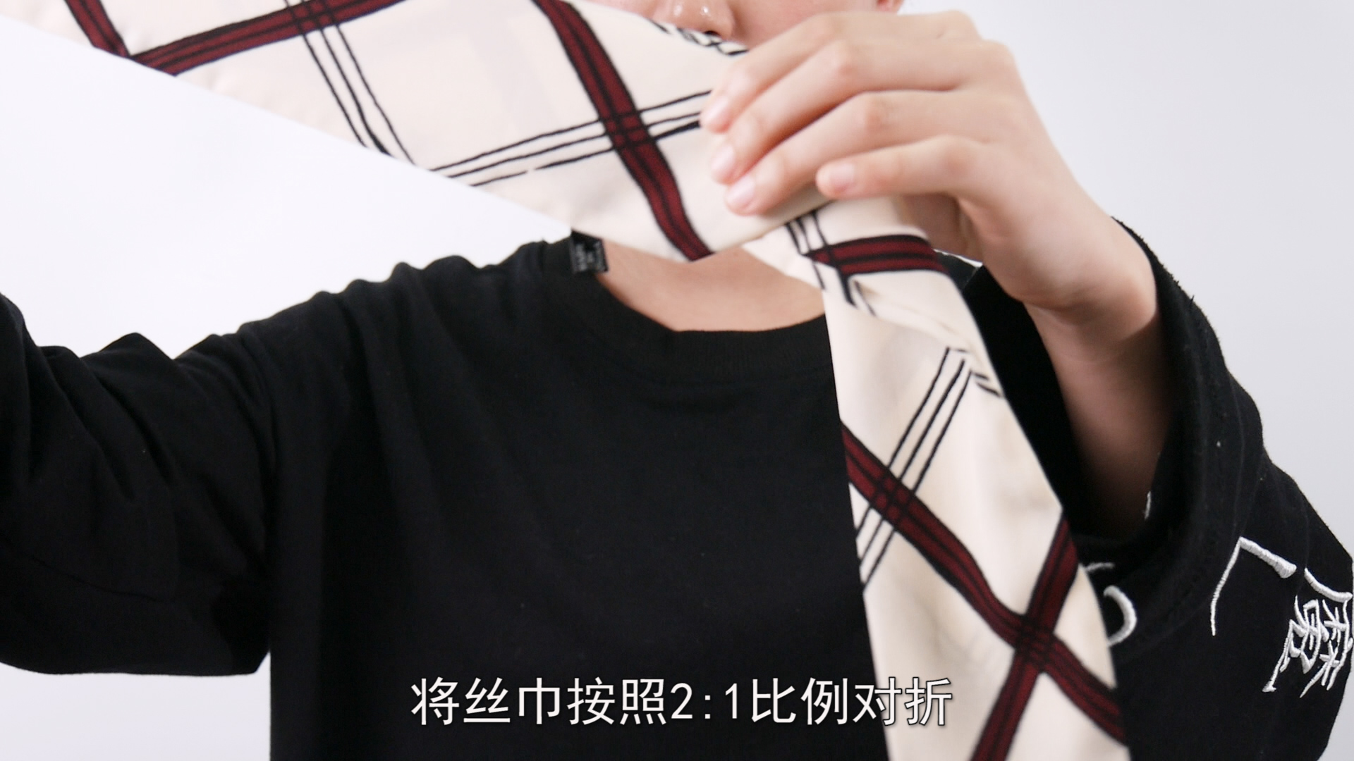 丝巾的蝴蝶结系法，简单又好看的系法_伊秀视频|yxlady.com