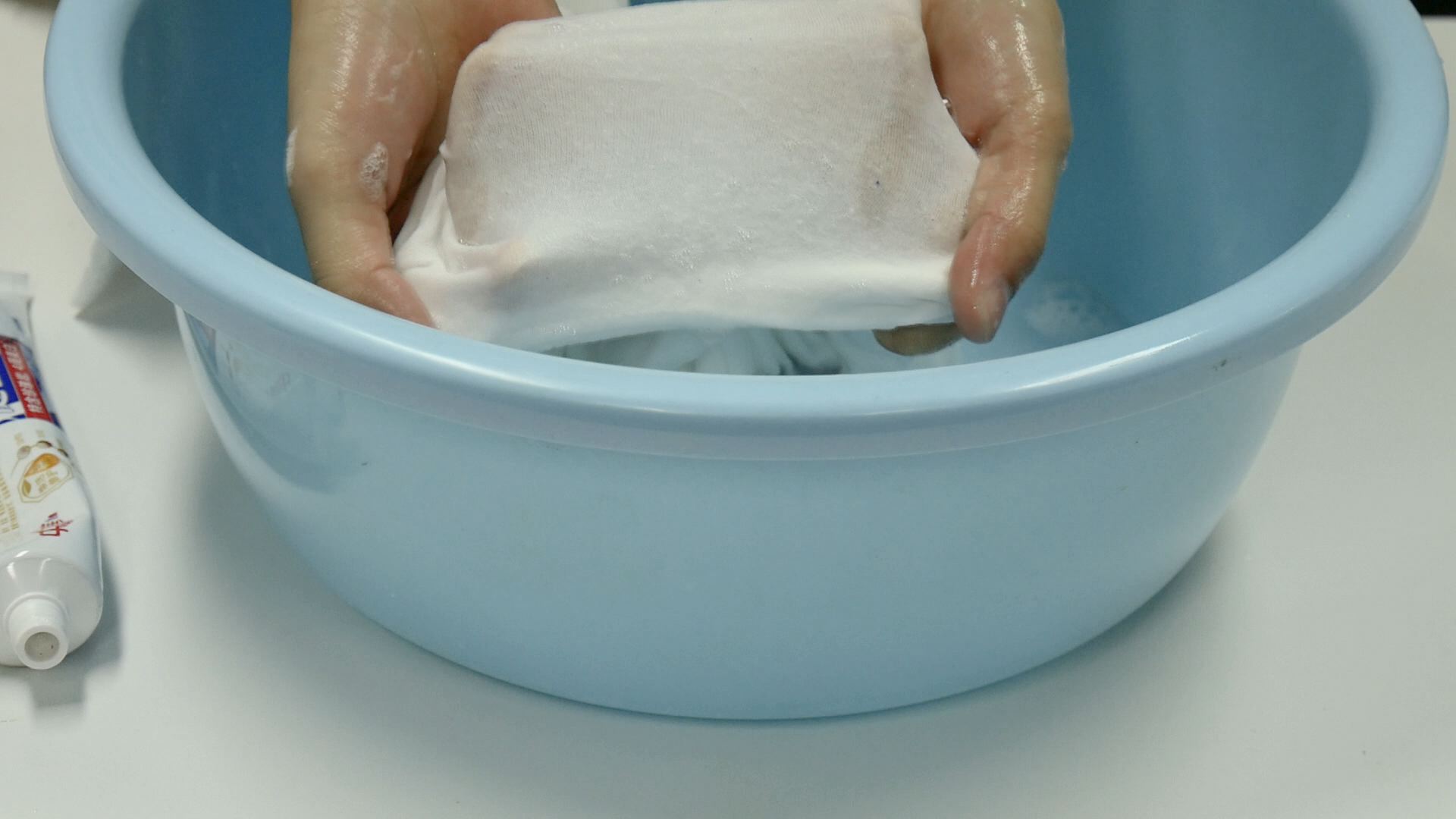 衣服上的茶渍怎么洗掉 这招你肯定没想到_伊秀视频|yxlady.com
