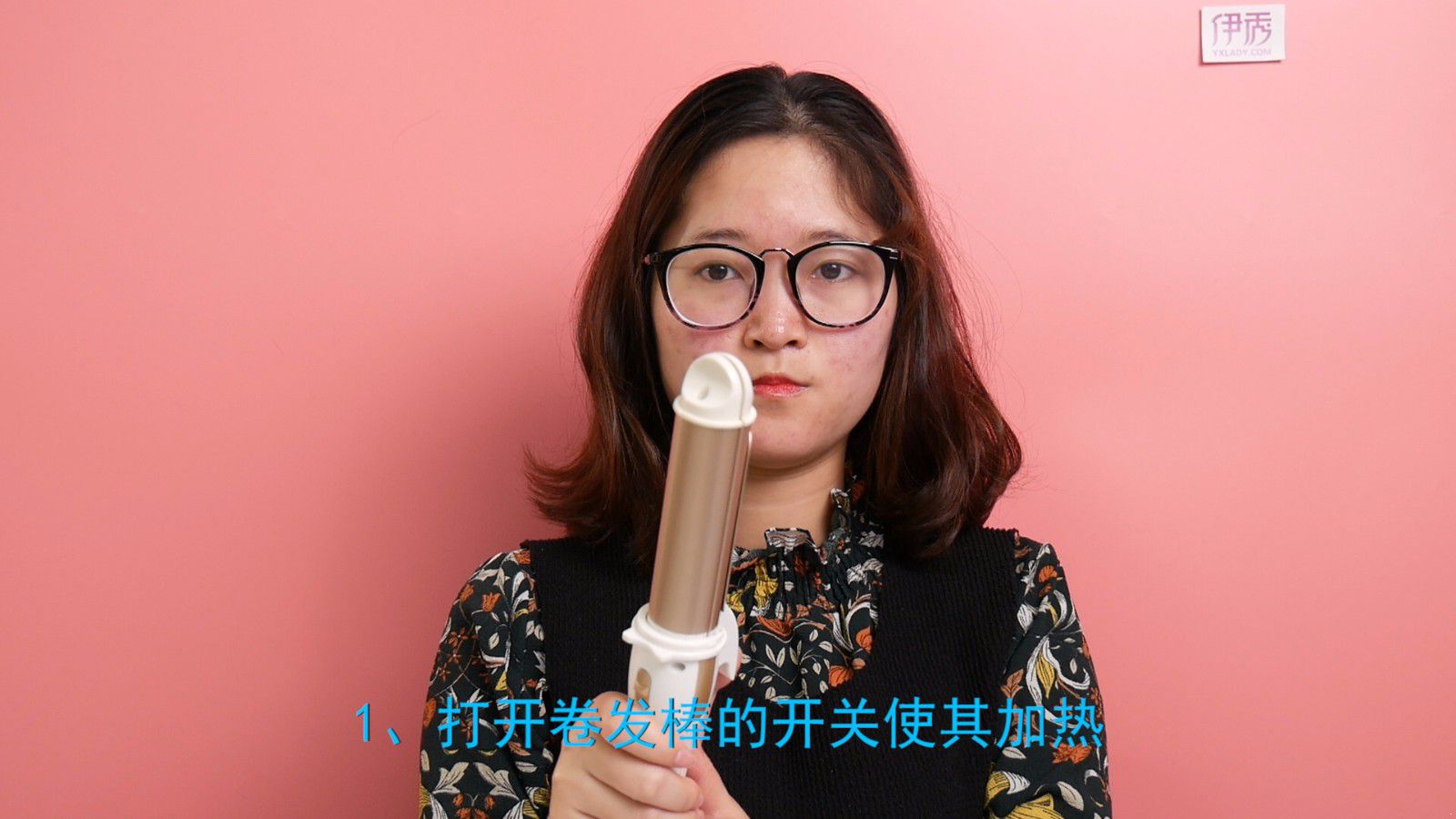 怎样自己卷发棒卷头发(女人梦见自己头发变成卷发)