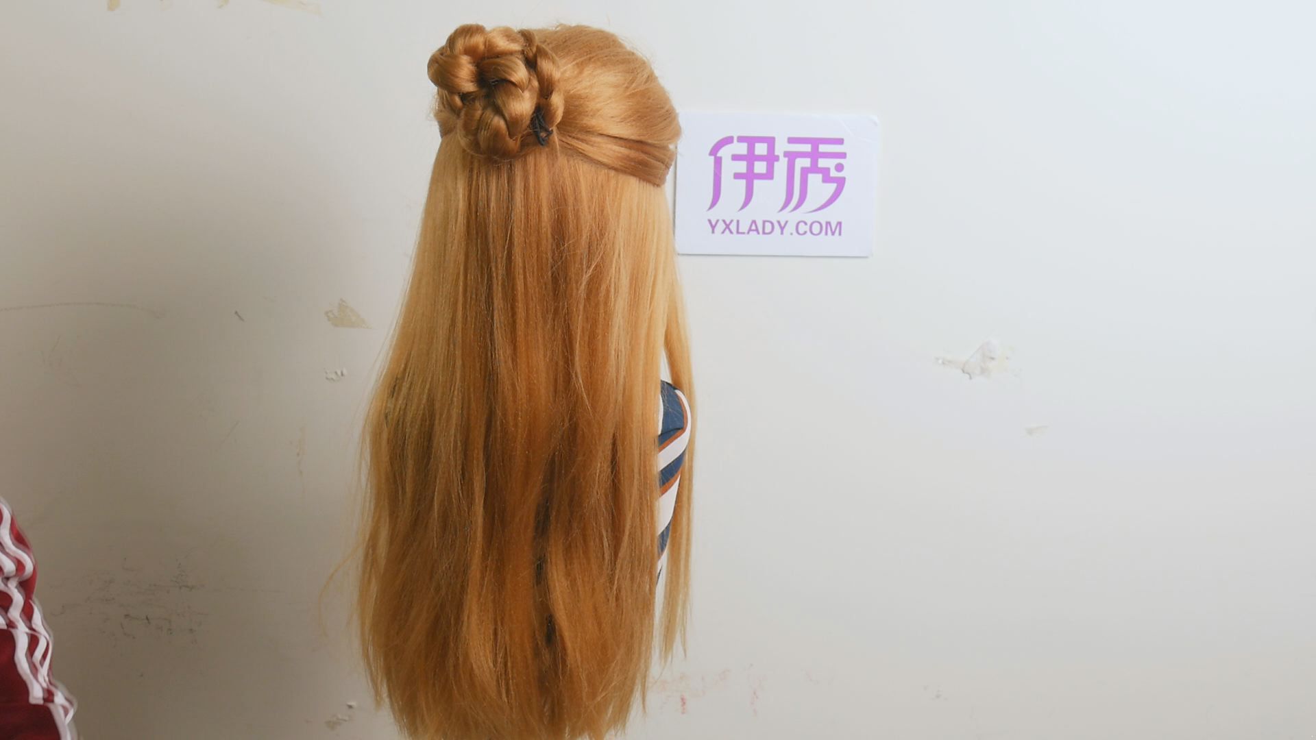 简单的扎头发方法 精神百倍的发型_伊秀视频|yxlady.com
